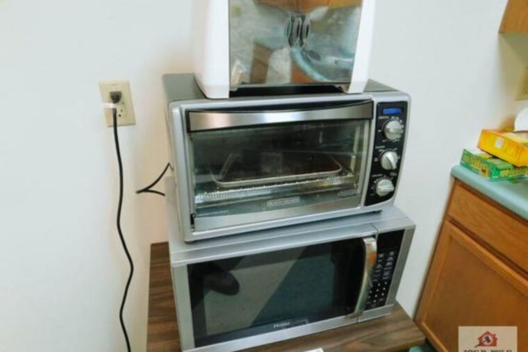 Can You Put A Toaster Oven On Top Of A Microwave