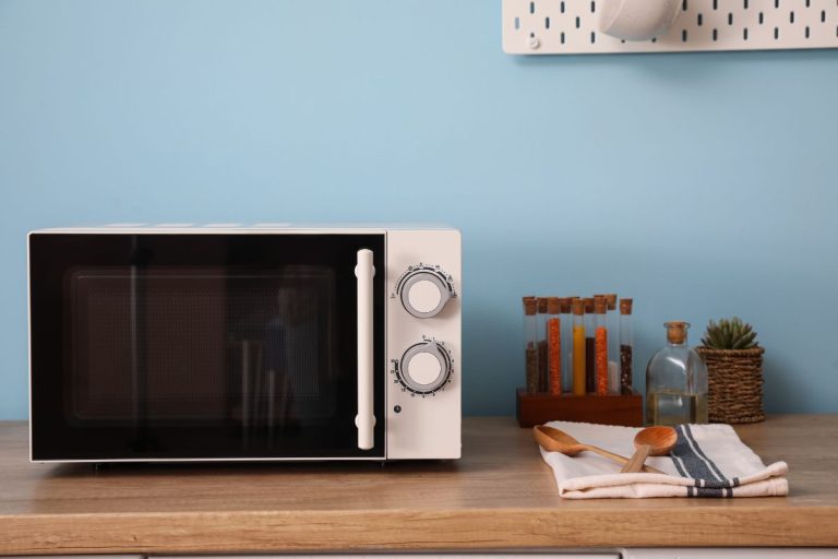 How Many Amps Does A Microwave Use? (Calculation Guide)