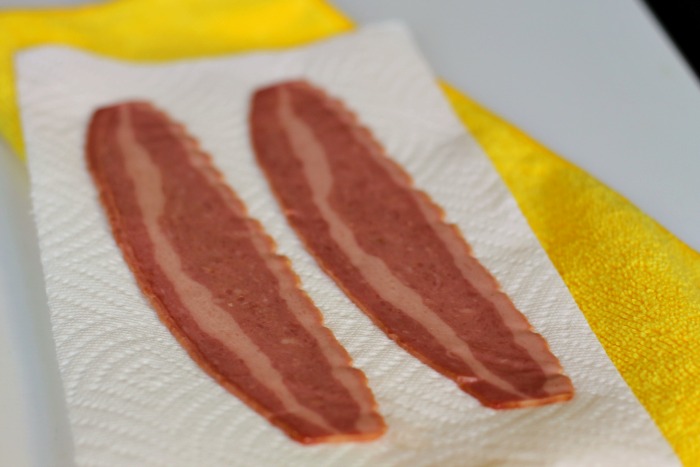 cook-turkey-bacon-in-microwave-On-a-Paper-Towel