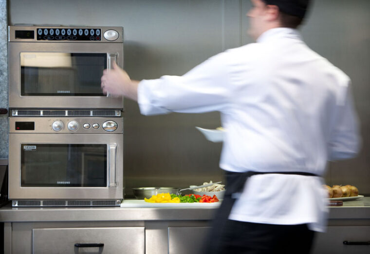 how-to-choose-microwave-for-your-food-and-drink-business